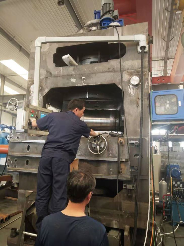 Richtmaschine für hochlegierten Hochdruckmetallstab
